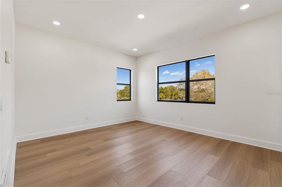 Spacious, unfurnished interior of a new home in , Tampa (Image 25).