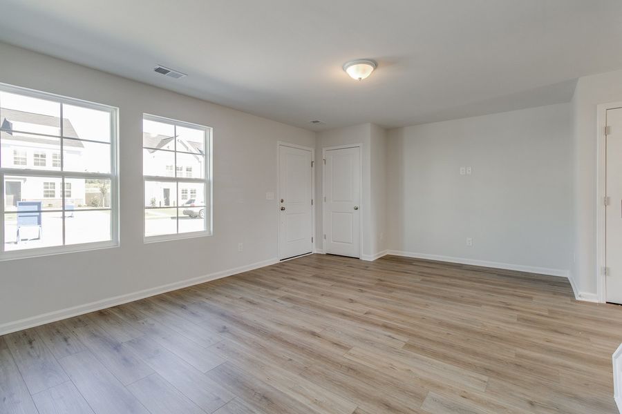 Spacious, unfurnished interior of a new home in Astoria, Columbia (Image 13).