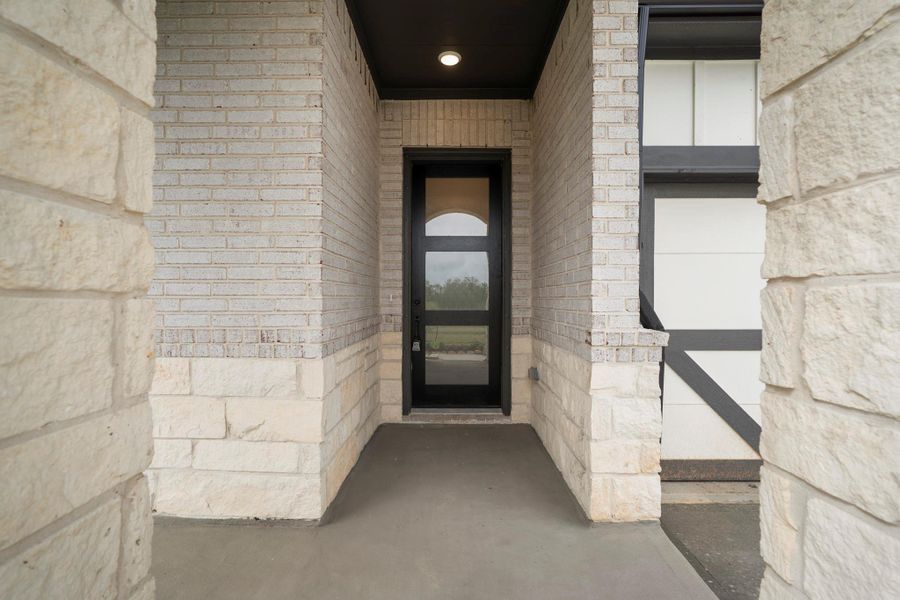 Exterior details and patio area of a home in Magnolia Bend, Rosharon (Image 3).