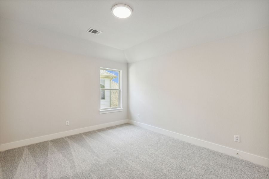 Spacious, unfurnished interior of a new home in Dove Hollow, Waxahachie (Image 30).
