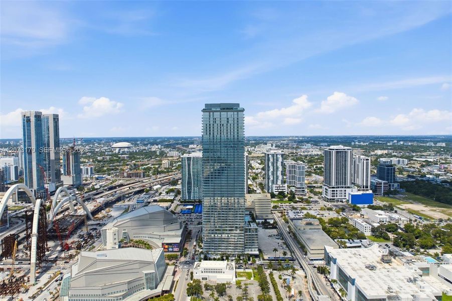 Condo located in Miami, FL showcasing its design and architecture (Image 4).