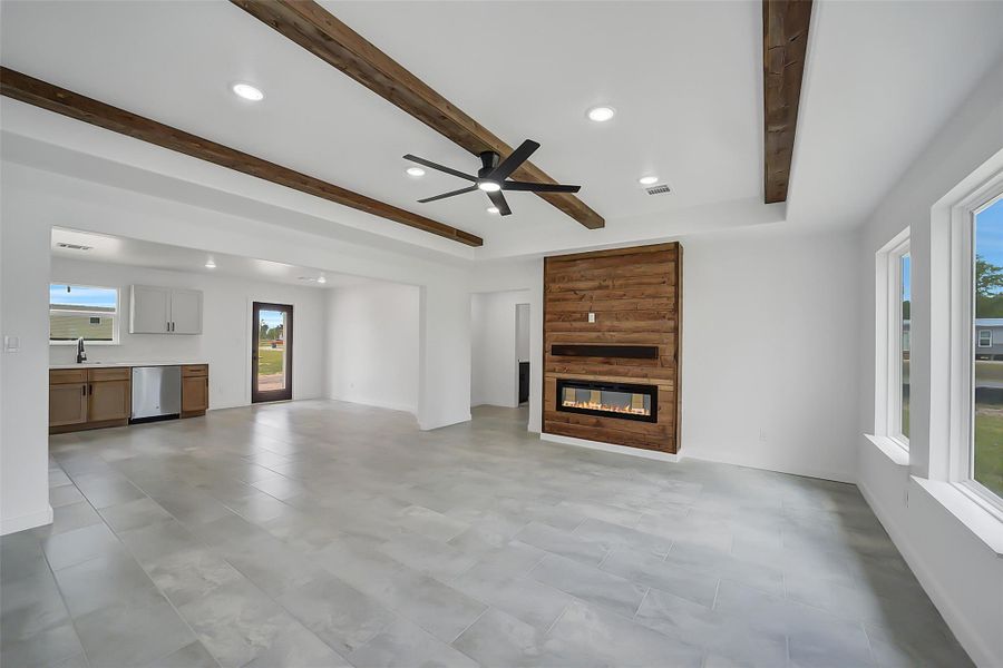 Spacious, unfurnished interior of a new home in , Conroe (Image 11).