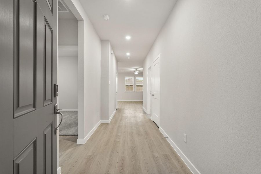 Spacious, unfurnished interior of a new home in Valor Park, Bay City (Image 16).
