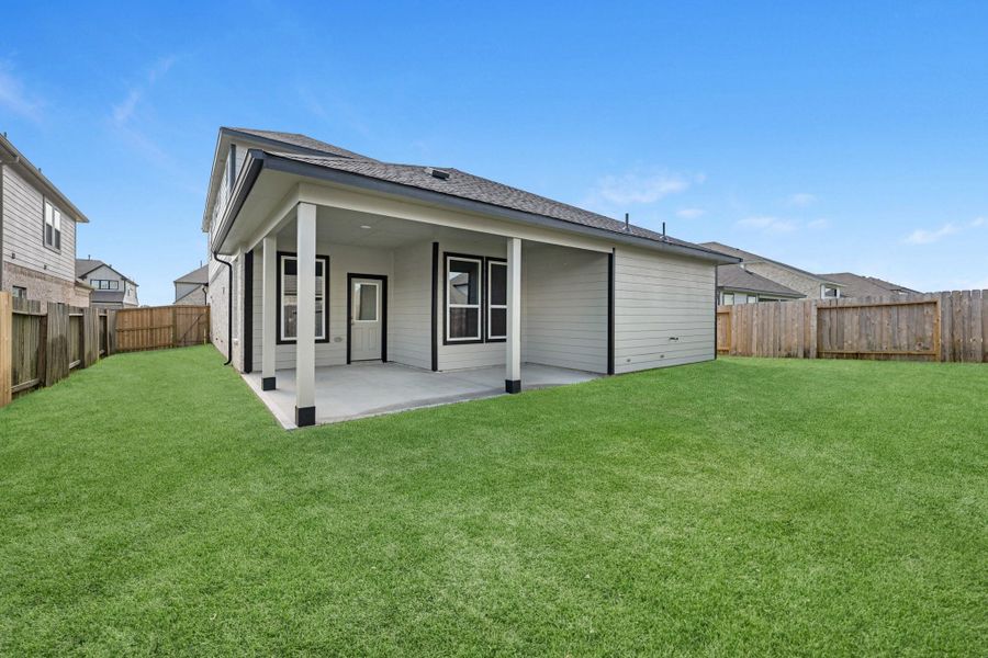 Exterior details and patio area of a home in Huntington Place, Rosharon (Image 3).