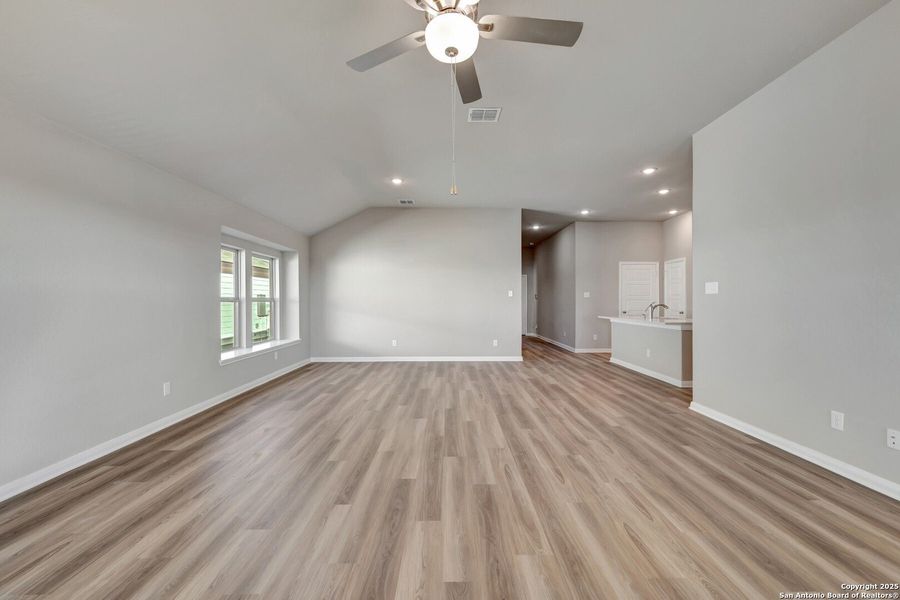 Spacious, unfurnished interior of a new home in Greenspoint Heights, Seguin (Image 27).