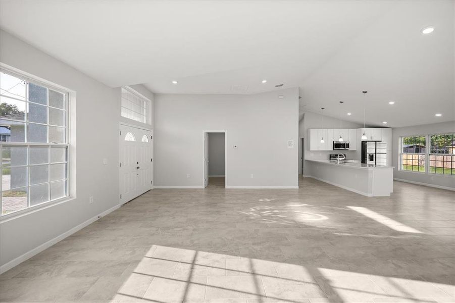 Spacious, unfurnished interior of a new home in , Deland (Image 24).