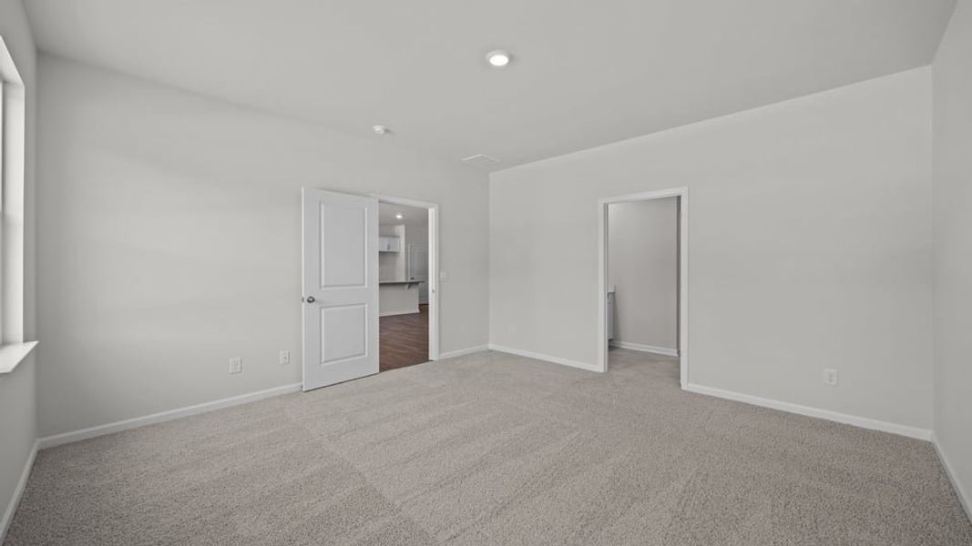 Spacious, unfurnished interior of a new home in East Ridge, Ayden (Image 19).