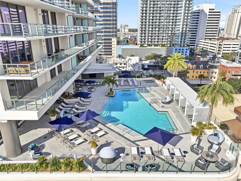 Condo located in St. Petersburg, FL showcasing its design and architecture (Image 37).