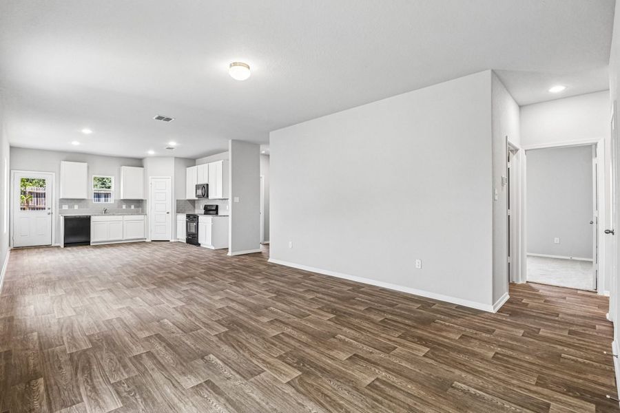 Spacious, unfurnished interior of a new home in Applewhite Meadows, San Antonio (Image 11).
