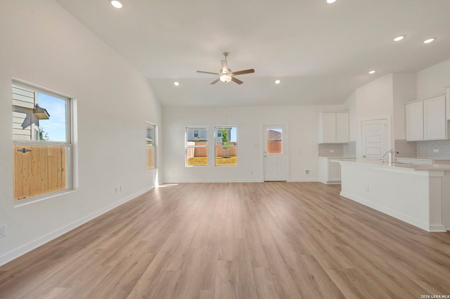Spacious, unfurnished interior of a new home in Cinco Lakes, San Antonio (Image 28).