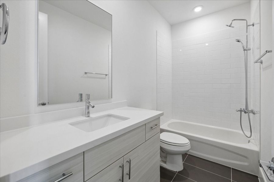 Full bath shard by the two secondary bedrooms Full bath shard by the two secondary bedrooms