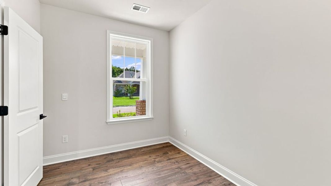 Spacious, unfurnished interior of a new home in Shadowood, Seneca (Image 20).
