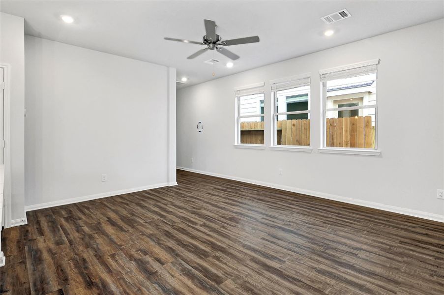 Spacious, unfurnished interior of a new home in Aldine Pines, Houston (Image 12).