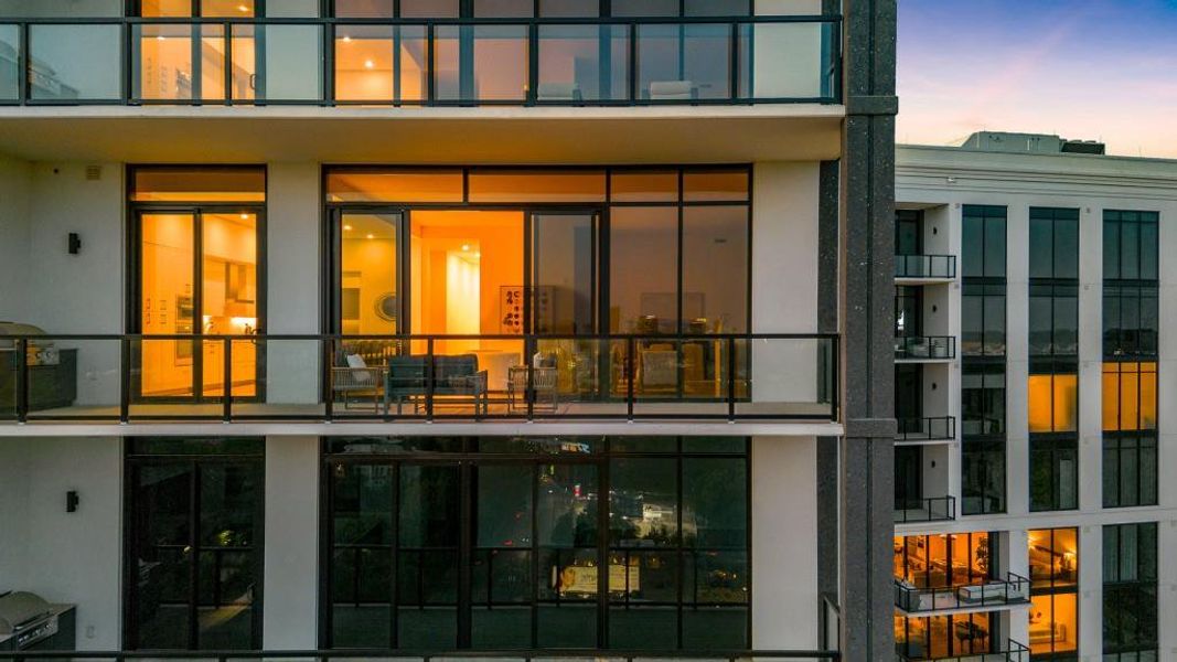 Condo located in Atlanta, GA showcasing its design and architecture (Image 42).