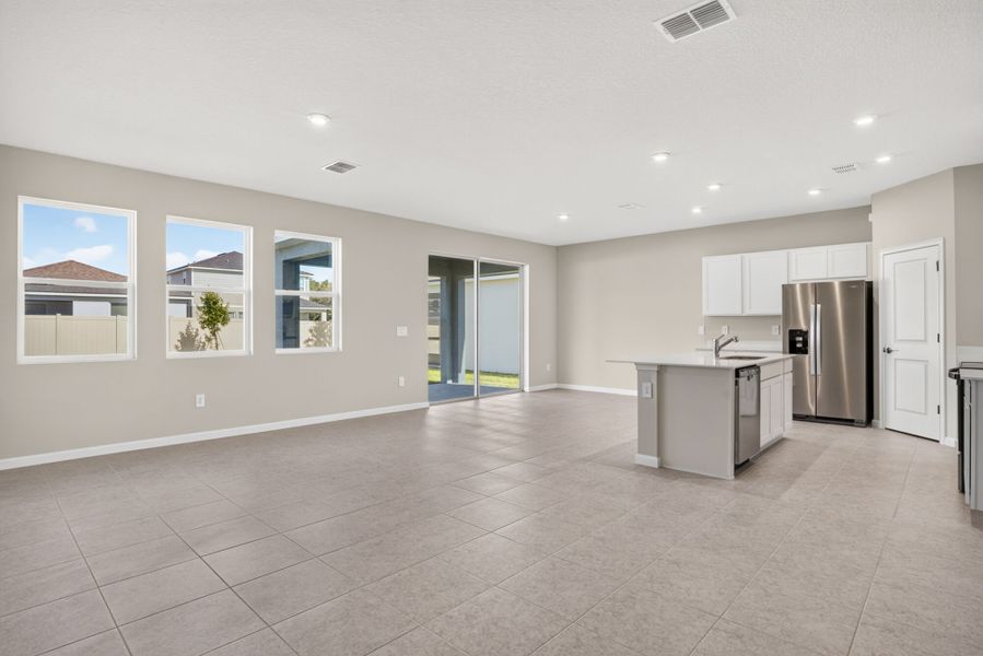 Spacious, unfurnished interior of a new home in Sanderling, Palmetto (Image 10).