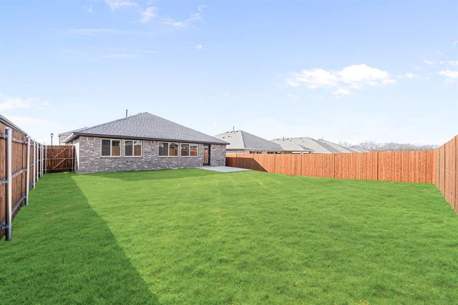 Exterior details and patio area of a home in Eagle Glen Elements, Alvarado (Image 26).