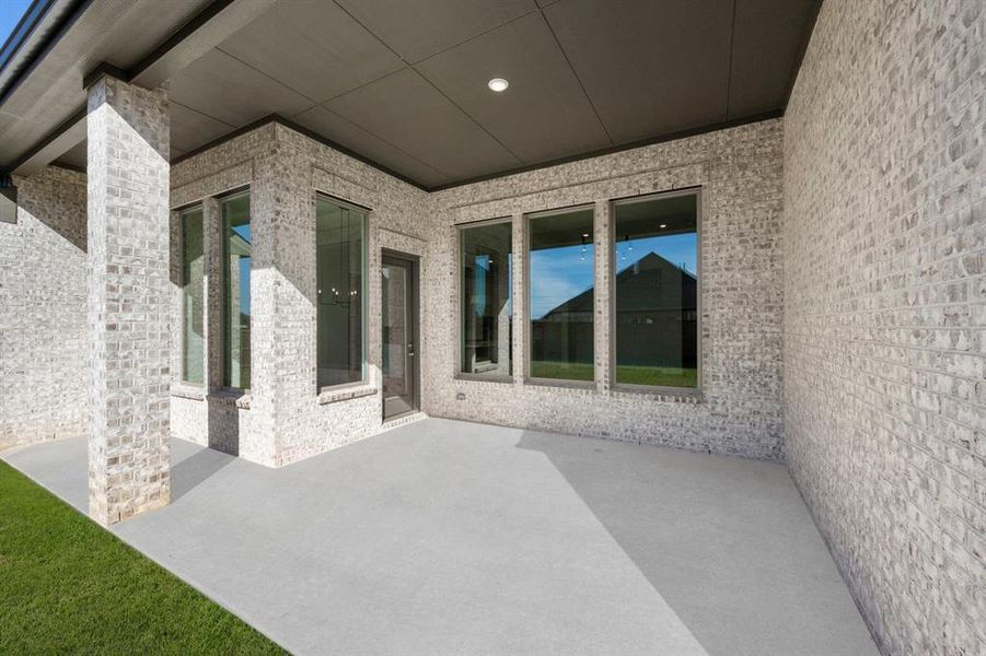 Exterior details and patio area of a home in Rockwood 90', Mansfield (Image 4).