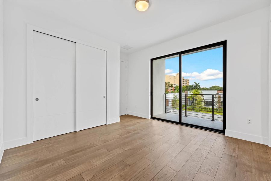 Spacious, unfurnished interior of a new home in , Weston (Image 24).