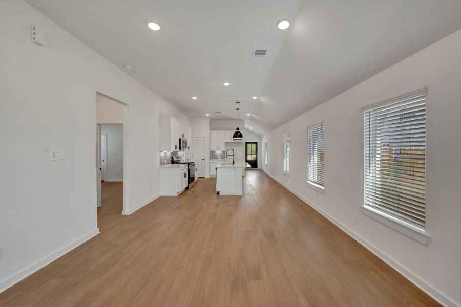 Spacious, unfurnished interior of a new home in Sorella, Tomball (Image 21).