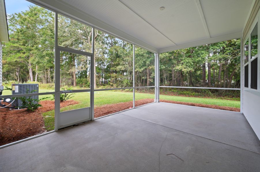 Representative exterior details of a home built from the Sara by Hunter Quinn Homes in Palm Coast Homes, Palm Coast (Image 4).