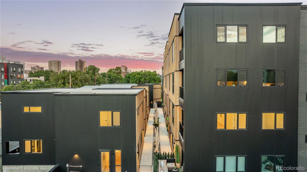 Condo located in Denver, CO showcasing its design and architecture (Image 4).