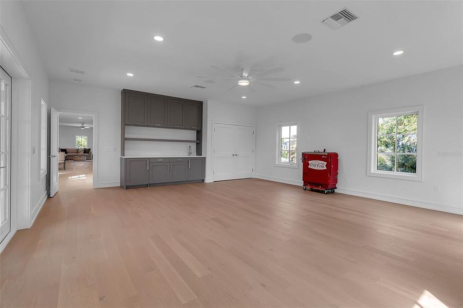 Spacious, unfurnished interior of a new home in , Sarasota (Image 21).