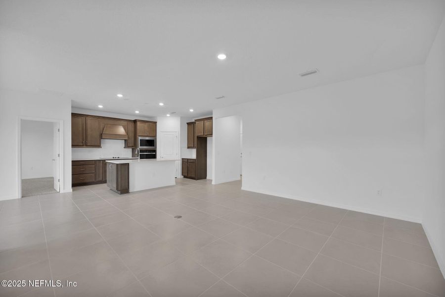 Spacious, unfurnished interior of a new home in Hyland Trail, Green Cove Springs (Image 24).