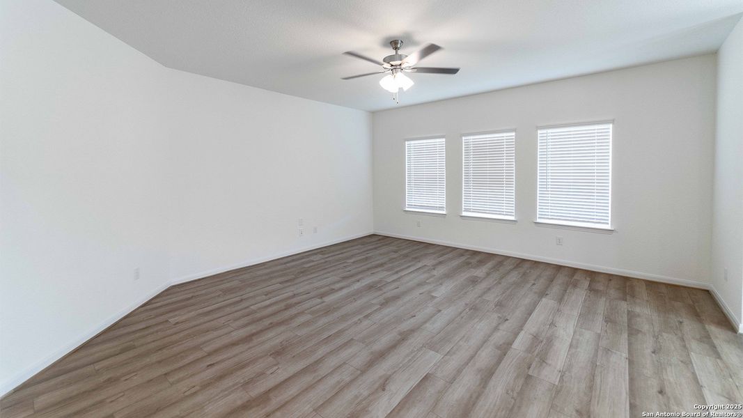 Spacious, unfurnished interior of a new home in Mesa Vista, Von Ormy (Image 13).
