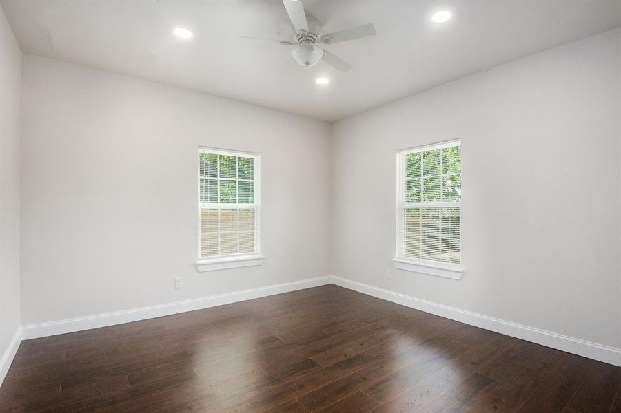 Spacious, unfurnished interior of a new home in , Rhome (Image 10).