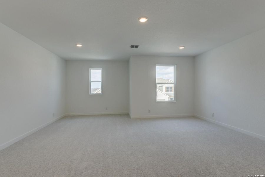 Spacious, unfurnished interior of a new home in Nopal Valley, San Antonio (Image 11).