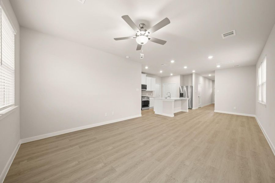 Spacious, unfurnished interior of a new home in Lago Mar, Texas City (Image 20).
