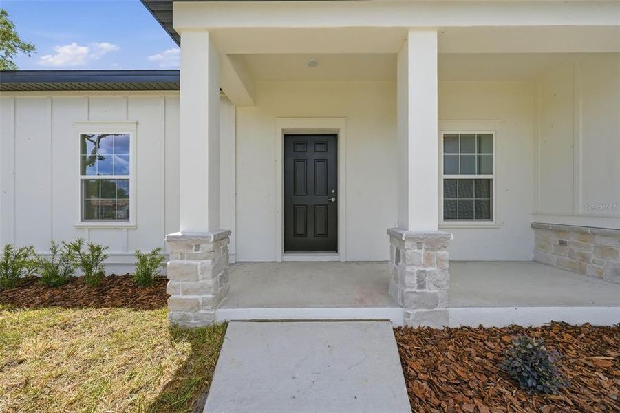 Exterior details and patio area of a home in , Astatula (Image 3).