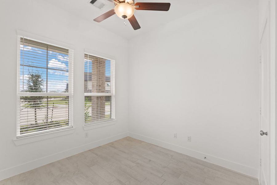 Spacious, unfurnished interior of a new home in Riceland, Mont Belvieu (Image 10).