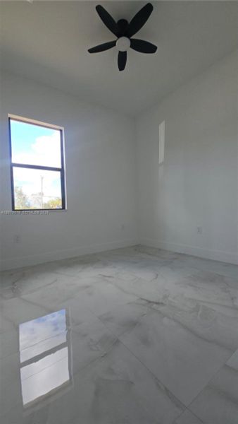 Spacious, unfurnished interior of a new home in , Lehigh Acres (Image 6).