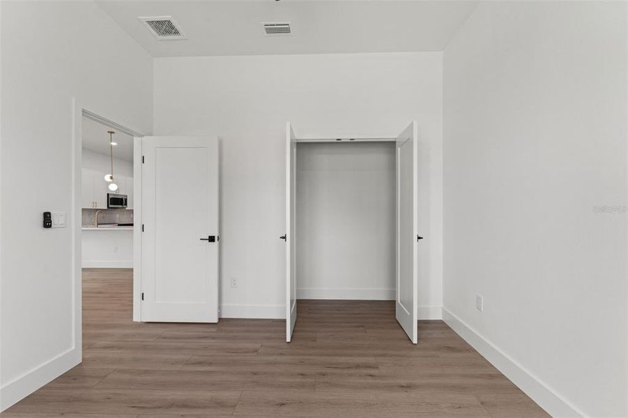 Spacious, unfurnished interior of a new home in , Tampa (Image 40).