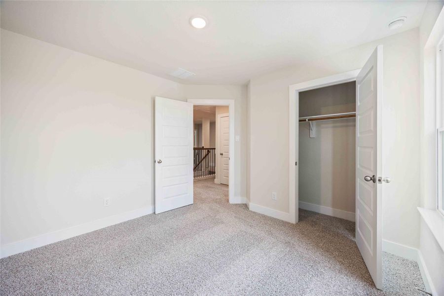 Spacious, unfurnished interior of a new home in Alicante, Houston (Image 11).