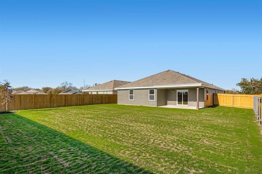Exterior details and patio area of a home in Middlefield Village, Dallas (Image 19).