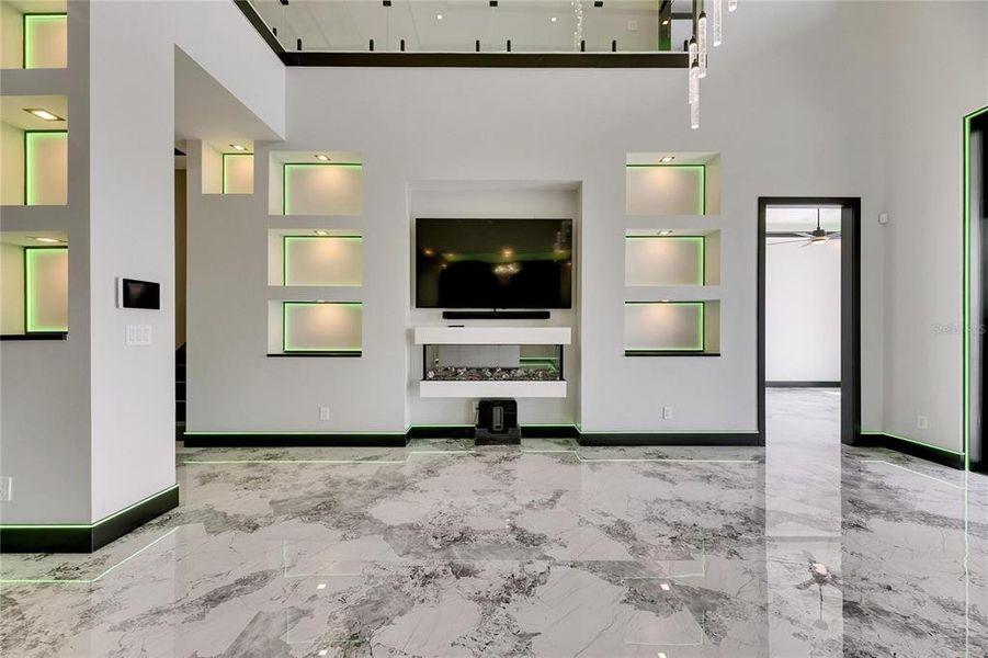 Spacious, unfurnished interior of a new home in , Apollo Beach (Image 60).