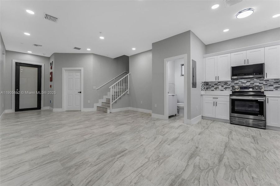 Spacious, unfurnished interior of a new home in , Miami (Image 63).