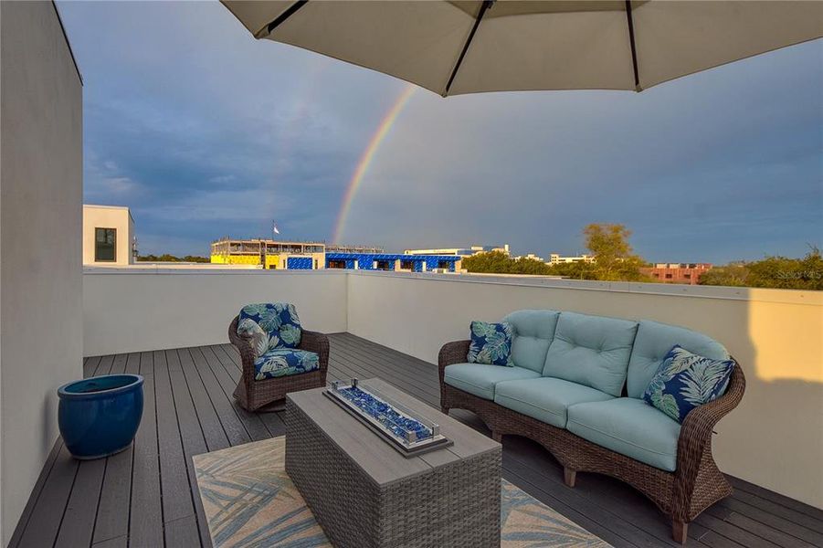 Exterior details and patio area of a home in , St. Petersburg (Image 35).