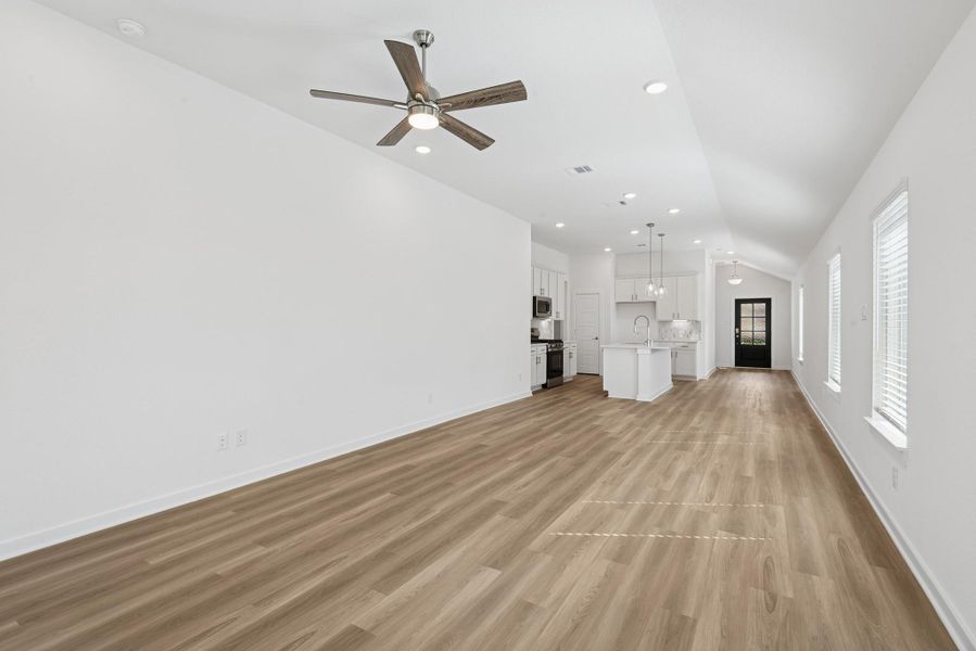 Spacious, unfurnished interior of a new home in Miller's Pond, Rosenberg (Image 15).