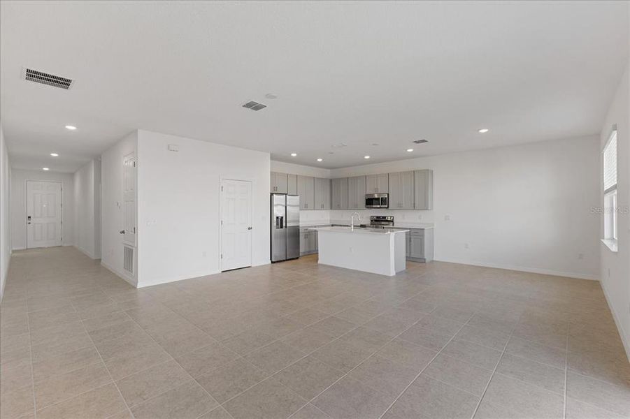 Spacious, unfurnished interior of a new home in Tarpon Bay, Haines City (Image 8). Spacious, unfurnished interior of a new home in Tarpon Bay, Haines City (Image 8).