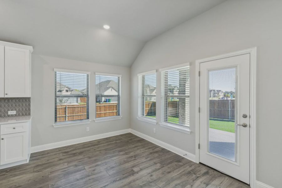 Spacious, unfurnished interior of a new home in Oaks of North Grove, Waxahachie (Image 14).