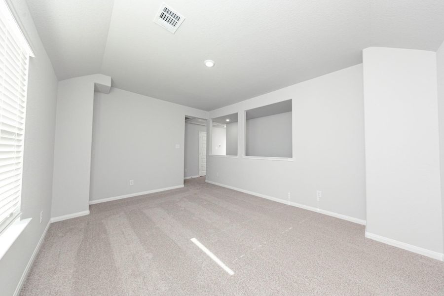 Spacious, unfurnished interior of a new home in Wayside Village, Houston (Image 15).