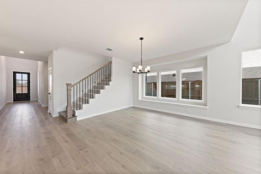 Whether it's lively dinner parties of cozy family meals, this dining room fits all occasions!