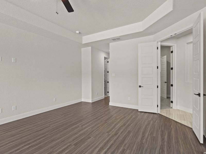 Spacious, unfurnished interior of a new home in Potranco Oaks, Castroville (Image 43).