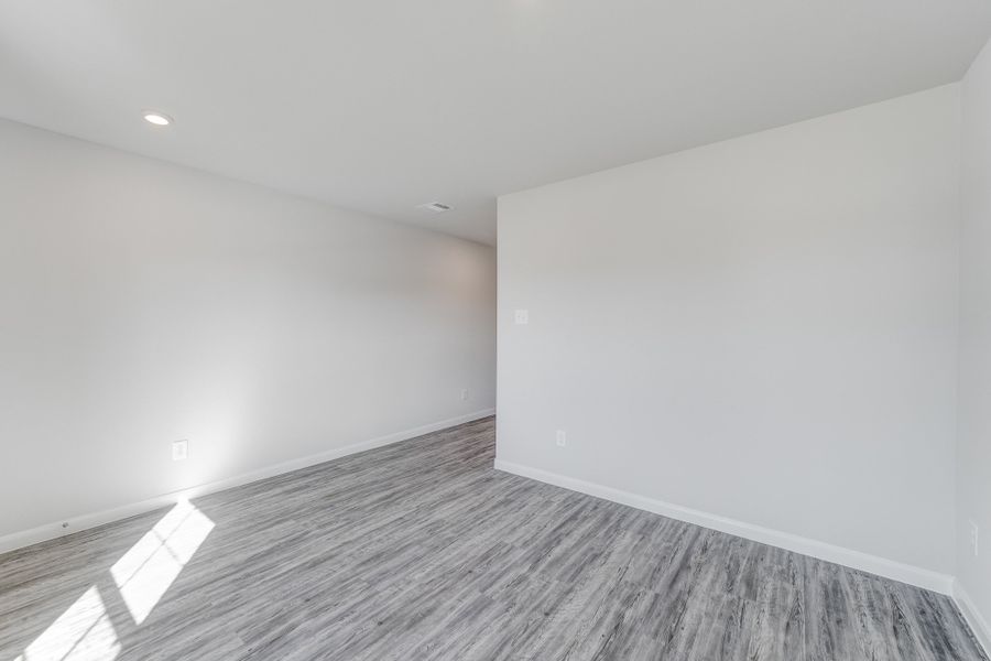 Spacious, unfurnished interior of a new home in Shirey Forest - Branches, Lufkin (Image 15).