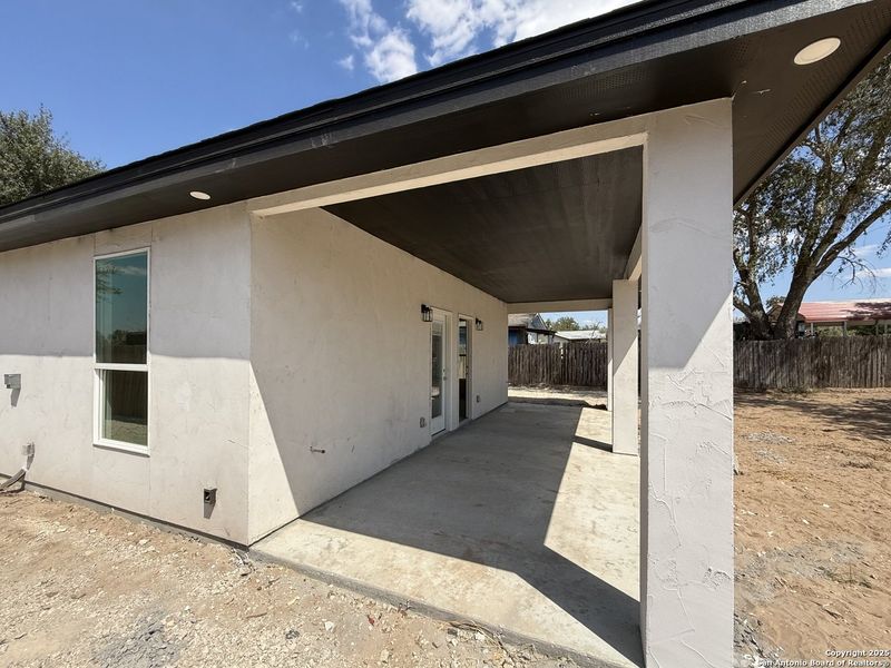 Exterior details and patio area of a home in , Natalia (Image 1).