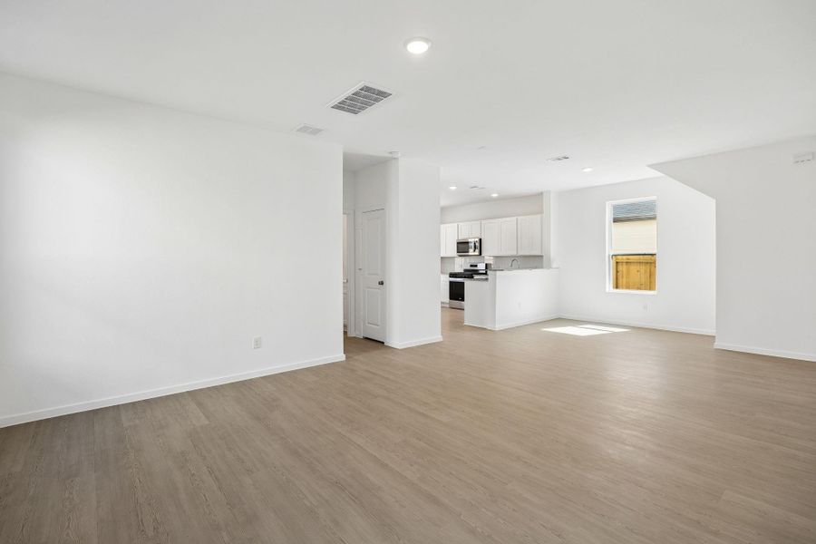 Spacious, unfurnished interior of a new home in Montgomery Bend, Montgomery (Image 13).