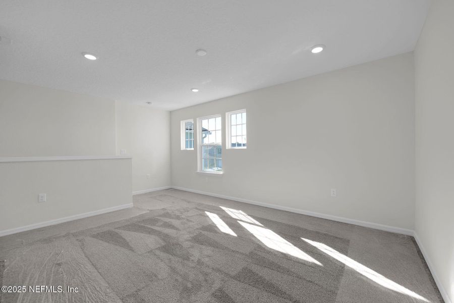 Spacious, unfurnished interior of a new home in Murray Farms, Middleburg (Image 31).